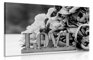 Obraz pivoňky s nápisem Love v černobílém provedení