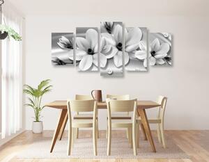 5-dílný obraz luxusní magnolie s perlami v černobílém provedení