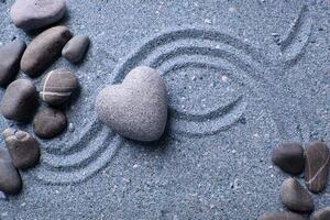 Fototapeta srdce z kamene na písku