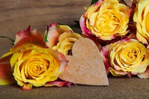 Samolepící fototapeta valentýnské žluté růže