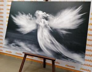 Obraz podoba anděla v oblacích v černobílém provedení