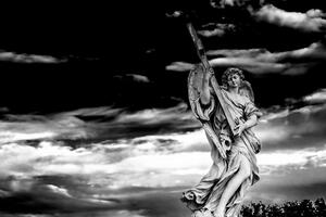 Obraz anděl s křížem v černobílém provedení