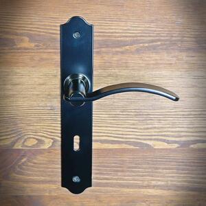 Dveřní klika Crosby, s otvorem pro dozický (pokojový) klíč 72 mm, černá