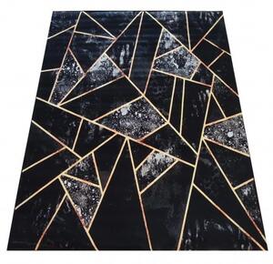 Čierny koberec so zaujímavými detailmi