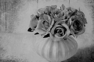 Obraz růže ve váze v černobílém provedení