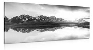 Obraz oslnivý západ slunce nad horským jezerem v černobílém provedení