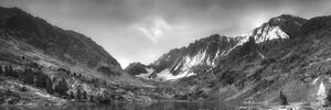 Obraz majestátní hory s jezerem v černobílém provedení