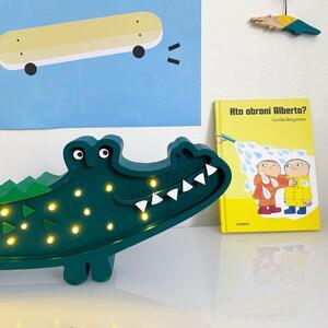 Zelená stolní lampa z borovicového dřeva Little Lights Crocodile, šířka 49 cm