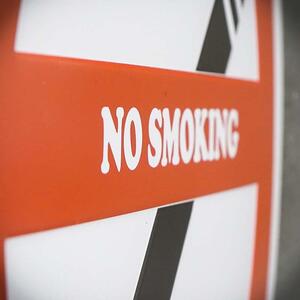 Kovová cedule NO SMOKING