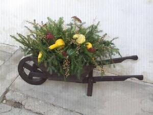 Dekorační květináč - dřevěný trakař