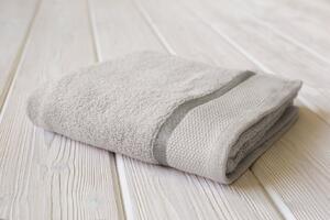 Nechte se hýčkat froté ručníkem vyrobeným z kvalitní 100% bavlny s gramáží 500 g/m2. Nadchne Vás svou jemností a savostí. Jemná pastelová barva se hodí do každé koupelny. Barva: světle šedá. Rozměr ručníku: 50x100 cm