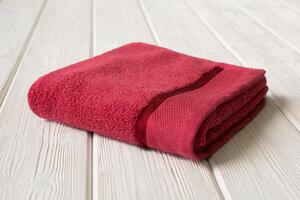 Nechte se hýčkat froté ručníkem vyrobeným z kvalitní 100% bavlny s gramáží 500 g/m2. Nadchne Vás svou jemností a savostí. Jemná pastelová barva se hodí do každé koupelny. Barva tmavě vínová. Rozměr ručníku: 50x100 cm