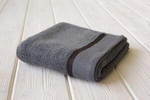 Nechte se hýčkat froté ručníkem vyrobeným z kvalitní 100% bavlny s gramáží 500 g/m2. Nadchne Vás svou jemností a savostí. Jemná pastelová barva se hodí do každé koupelny. Barva tmavě šedá. Rozměr ručníku: 50x100 cm