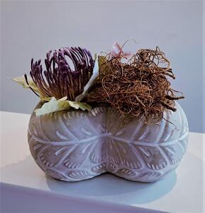 Srdce - květináč s reliéfem - aranžmá lotus, protea fialová, pr.20cm