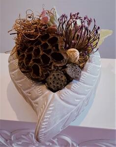 Srdce - květináč s reliéfem - aranžmá lotus, protea fialová, pr.20cm