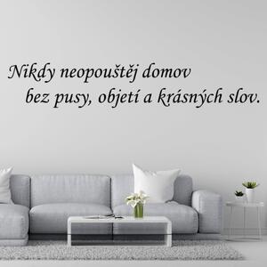 Samolepka Nikdy neopouštěj domov bez pusy, objetí a krásných slov - Kvalitní samolepky.cz
