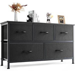 Komoda s pěti zásuvkami, kombinace kovu a dřeva, vhodná do ložnice