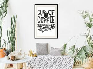 Plakát Šálek kávy spojuje - černobílý citát a kávová zrnka