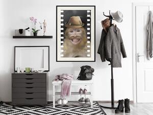 Plakát Opice v klobouku - usmívající se opička s knírky v filmovém nastavení