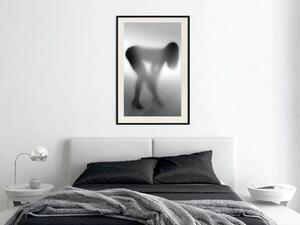 Plakát Smyslná mlha - černo-bílá kompozice s poklekající ženou