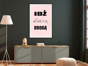 Plakát Jdi svou vlastní cestou - bílý polský text na pastelově růžovém pozadí
