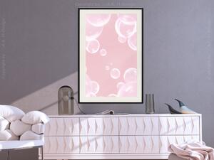 Plakát Jemný vánek - lesklé mýdlové bubliny létající na růžovém pozadí