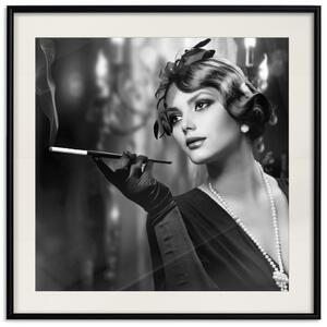 Plakát Dáma s Cigaretou - černobílý elegantní portrét důstojné ženy