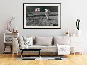 Plakát Vždy Prví - fotografie člověka na Měsíci vedle vlajky Ameriky