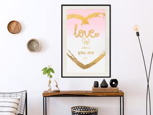 Plakát Love Is Where You Are - zlaté srdce a romantický anglický text