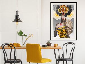 Plakát Tygří oko - abstraktní žena v tygřím oblečení na šedém pozadí