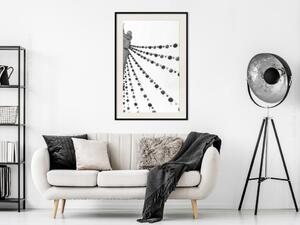 Plakát Veselý jarmark - šedá architektura budovy s visícími dekoracemi