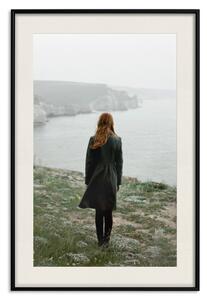 Plakát Co teď? - krajina ženy oblečené do zelené na pozadí moře a skal