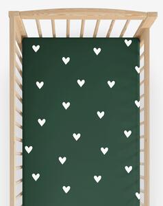 Goldea bavlněné napínací prostěradlo do dětské postýlky - srdíčka na tmavě zeleném 60 x 120 cm