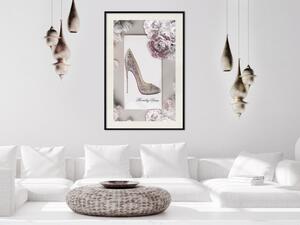 Plakát První rande - luxusní ženská bota mezi květinami na světlém pozadí