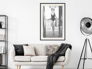 Plakát Malá žena - černobílá fotografie štíhlé ženy na balkoně