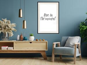 Plakát Live in the Moment - šedé titulky v angličtině na bílém pozadí