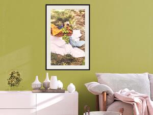 Plakát Piknik - kompozice se zeleným ovocem v slaměné koši na pozadí přírody