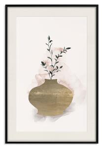 Plakát Zlatá váza - jednoduchá kompozice se zelenou rostlinou ve váze na pozadí béžové