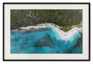 Plakát Písečný břeh Norska - krajina modrého moře a pláže vedle lesa