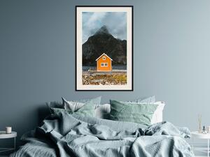 Plakát Severní břeh - majestátní kompozice žlutého domečku na pozadí hory