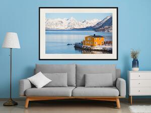 Plakát Klid a ticho - zimní krajina žlutého domečku u jezera a hor