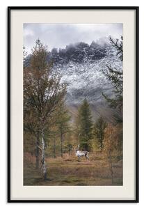 Plakát Podzimní host - lesní kompozice zvířete mezi stromy na pozadí hory