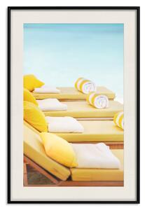 Plakát Léto u moře - žlutá lehátka na pláži ozářená prázdninovým sluncem