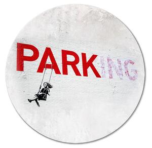 Kulatý obraz Banksy - houpající se dívka u zdi s nápisem Parkování