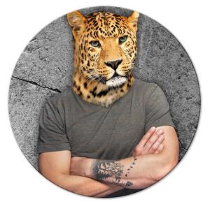 Kulatý obraz Muž leopard - velká kočka na betonovém šedém pozadí