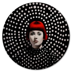 Kulatý obraz Oheň v hrachu - portrét rusovlasé ženy na černobílém pozadí