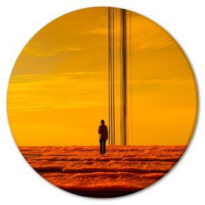 Kulatý obraz Osamělost v mracích - žena na pozadí intenzivně žluté oblohy
