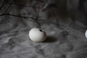 Keramická váza ve tvaru vajíčka Levide Beige 6 cm Storefactory Scandinavia