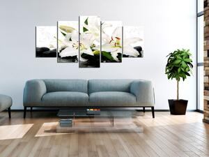 Obraz Bílé lilie (5-dílný) - světlá kompozice květů s kamínky Zen
