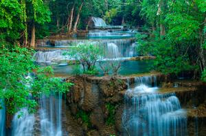 Fototapeta Krása přírody - krajina spadajících vodopádů do kamenného jezera